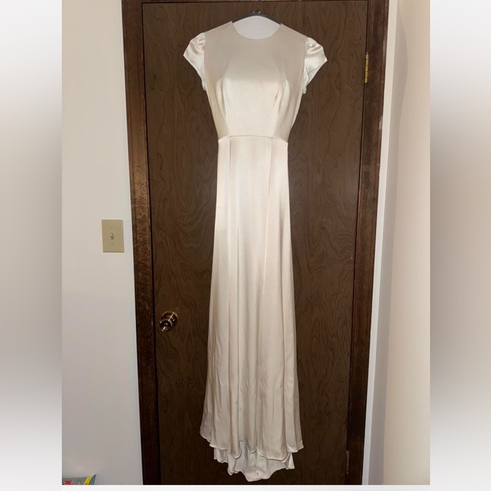 Chic Cream Cap Sleeve Wedding Dress - Picture 4 of 8
